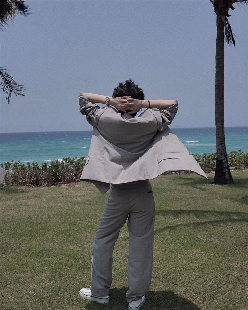 Sơn Tùng uốn éo trên bãi biển, netizen đồng loạt: 'Bé và lép' - Hình 3 Son Tung uon eo tren bai bien, netizen dong loat: 'Be va lep'-Hinh-3