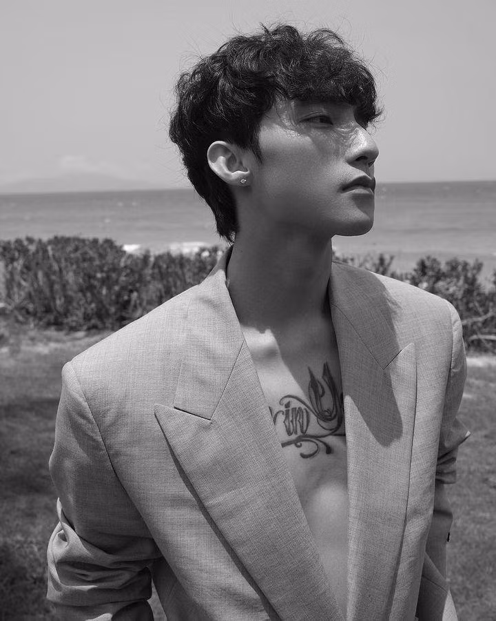 Sơn Tùng uốn éo trên bãi biển, netizen đồng loạt: 'Bé và lép' Son Tung uon eo tren bai bien, netizen dong loat: 'Be va lep'