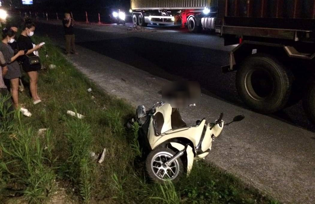 Va cham xe container, hai me con tu vong