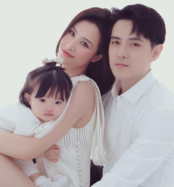 Ai nu Dong Nhi mai ngam trai dep quen luon ca ba lan me