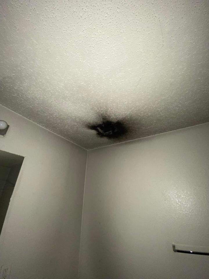 Sét đánh toilet căn hộ, nhìn cảnh hiện trường mà không thể tin nổi - Hình 2 Set danh toilet can ho, nhin canh hien truong ma khong the tin noi-Hinh-2