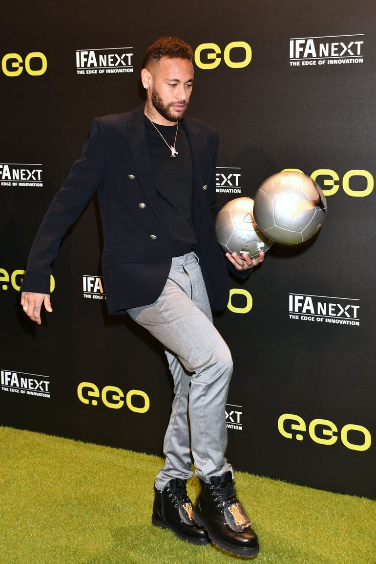 Neymar dep doi xuat hien cung nu VDV quyen ru nhat the gioi-Hinh-3