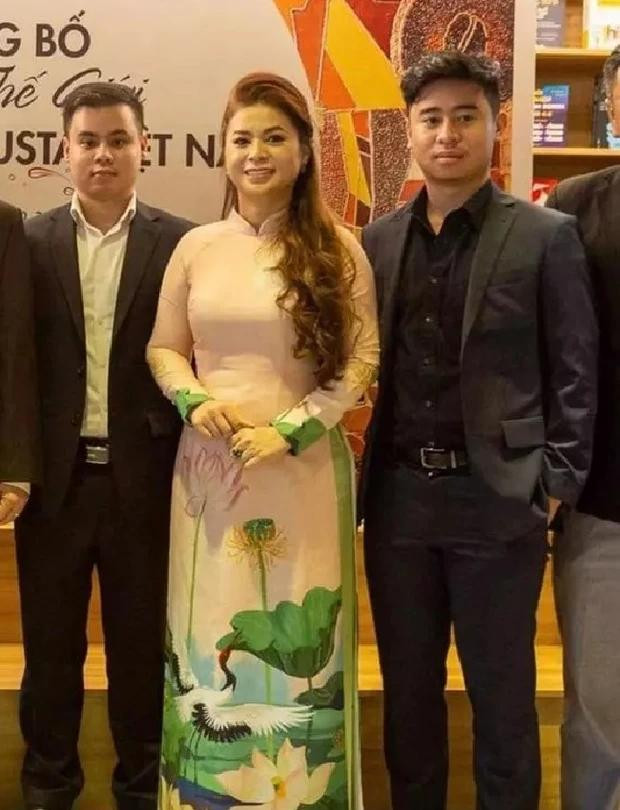 Mẹ quyền lực hội rich kid: Ai cũng thành công, nhan sắc hơn người - Hình 3 Me quyen luc hoi rich kid: Ai cung thanh cong, nhan sac hon nguoi-Hinh-3