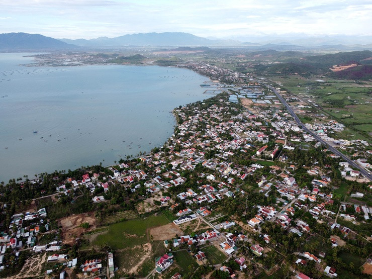 Khu kinh tế Vân Phong là khu kinh tế tổng hợp đa ngành, đa lĩnh vực có vai trò đầu tàu thu hút đầu tư và là động lực phát triển kinh tế cho các vùng lân cận và cho cả nước.