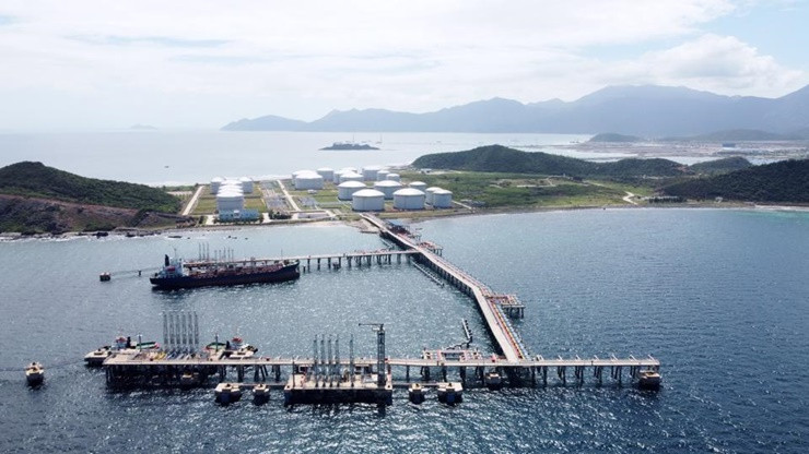 Dân số Vân Phong hiện có 240.000 người; năm 2030 dự kiến khoảng 350.000 đến 380.000 người. Năm 2040, dân số tối đa hơn nửa triệu người.