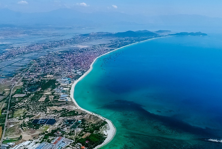 Khu kinh tế Vân Phong có diện tích 150.000 ha, bao gồm: diện tích phần mặt nước khoảng 80.000 ha, phần đất liền và đảo khoảng 70.000 ha, thuộc hai huyện Vạn Ninh và Ninh Hòa.