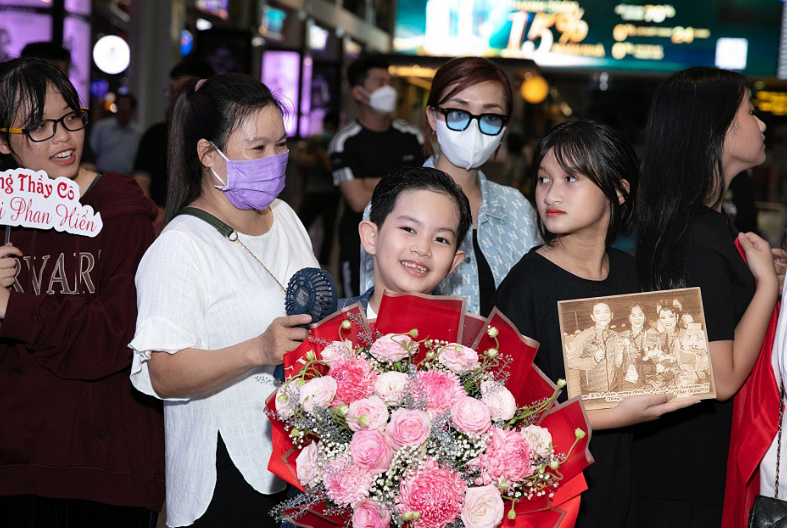 Con trai Khanh Thi - Phan Hien nua dem mang hoa ra san bay don bo me