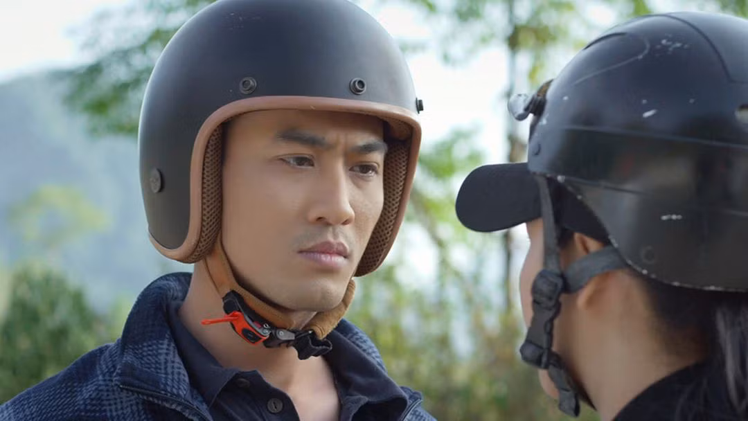 Không khó hiểu khi Doãn Quốc Đam được nhiều đạo diễn tin tưởng. Song, trong những tác phẩm gần đây như Sinh tử, Hồ sơ cá sấu, Hướng dương ngược nắng, nhân vật của Quốc Đam dừng ở mức tròn trịa, chưa đủ bứt phá để vượt qua cái bóng của những vai cũ. Nguyên nhân một phần đến từ đất diễn ít. Khán giả kỳ vọng anh sẽ có bước tiến mới sau khi vai Phúc khép lại.