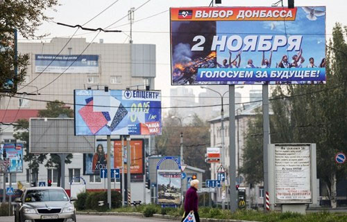 Các biểu ngữ giăng trên các con đường chính ở miền đông để chào mừng cuộc bầu cử ngày 2/11.