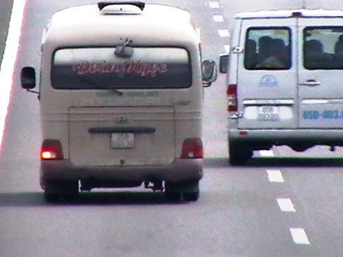 Một xe khách chạy làn 80 km/giờ lấn sang làn đường 100 km/giờ làm chiếc xe 16 chỗ phải dạt vào làn trong.