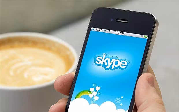  1. Skype Skype tiện lợi vì có thể sử dụng trên tất cả hệ điều hành của smartphone. Skype kết nối trực tiếp 2 thiết bị cần liên lạc chứ không thông qua máy chủ. Nhờ đó chất lượng cuộc gọi cũng như nhắn tin luôn ở mức tốt và ổn định. Điểm trừ của Skype là sẽ không gửi tin nhắn cho những người đang offline.