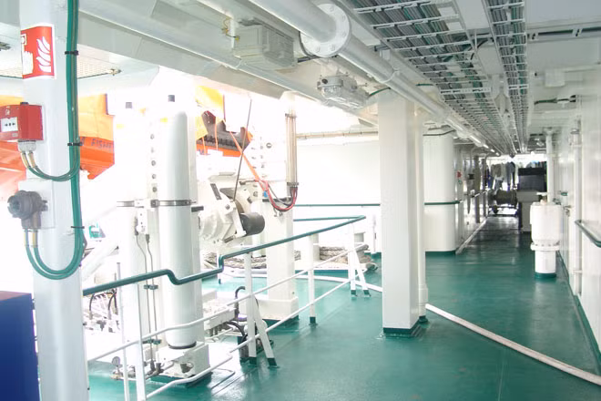 Tàu được đóng mới theo thiết kế và chuyển giao kỹ thuật của Damen (Hà Lan) với tiêu chuẩn Châu Âu. Ảnh: Hệ thống lan can boong tàu thiết kế hiện đại.