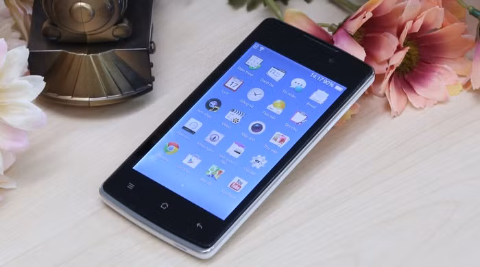  6. Oppo Joy Sản phẩm thuộc phân khúc smartphone 2 sim giá rẻ, 2,9 triệu (tùy các cửa hàng khác nhau, mức giá chênh lệch khoảng 100 nghìn). Với RAM 512MB, chip đồ họa Mali-400MP, đây là cấu hình tầm trung đủ đáp ứng nhu cầu liên lạc, giải trí cơ bản của người sử dụng. Mặc dù vậy, nếu bạn thích các dòng máy cầm chắc tay thì Oppo Joy khá nhẹ và nhỏ, không có cảm giác chắc chắn.