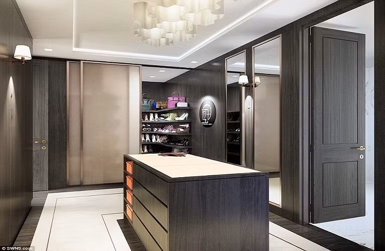 Cả khu 6 căn hộ trong biệt thự gồm 19 phòng ngủ, 7 phòng khách, 6 nhà bếp, 17 phòng tắm, phòng giải trí và sân thượng.