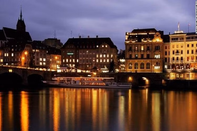 5. Thụy Sĩ: Đất nước này tụt 1 bậc so với năm ngoái xuống vị trí thứ 5. GDP bình quân đầu người ở đây là 80.528 USD