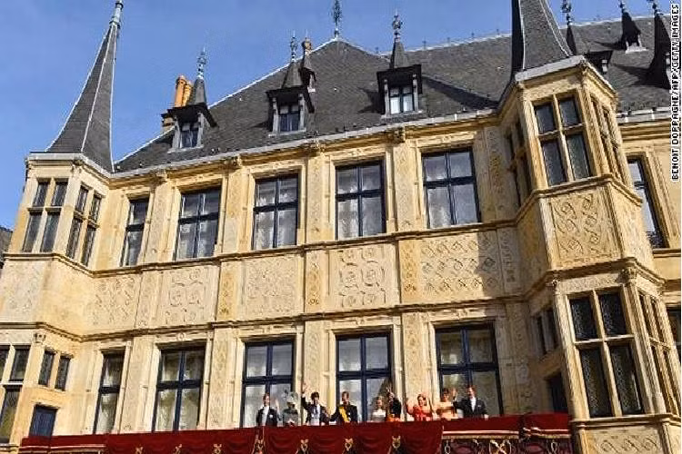 1.Lucxembua: Với GDP đầu người lên đến 111.162 USD/người, nước này dẫn đầu danh sách những nơi giàu có nhất trên thế giới do Ngân hàng Thế giới (WB) đưa ra.