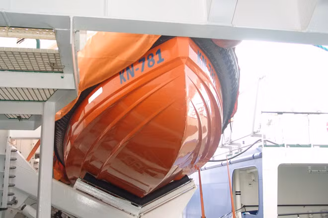 Tàu được trang bị đầy đủ các phương tiện hiện đại tham gia tìm kiếm, cứu nạn, cứu hộ... Trên tàu có sàn đáp, nhà chứa trực thăng và 2 vòi rồng công suất lớn với khả năng phun nước xa 150m... Ảnh: Xuồng cứu sinh.