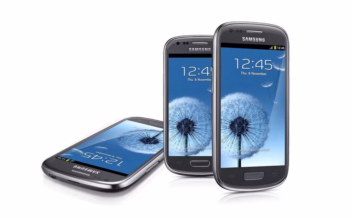  9. Mini Galaxy S III Điện thoại thông minh có kích thước 4-inch, nhỏ gọn, chip lõi kép 1GHz với RAM 1GB, và camera 5-megapixel, hình ảnh màn hình sinh động, Mini Galaxy S III sẽ rút túi bạn khoảng 4 triệu.