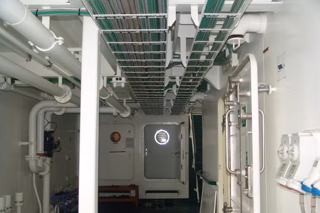 Tải trọng của tàu là 500 tấn, có thể hoạt động liên tục trong điều kiện bình thường 5.000 hải lý cho một hành trình và chịu đựng được sóng cấp 12. Ảnh: Hệ thống điện và khí.