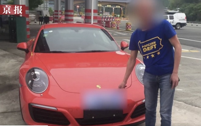 Nghe loi thay boi, tai xe moi mua xe sang Porsche gap va o Trung Quoc