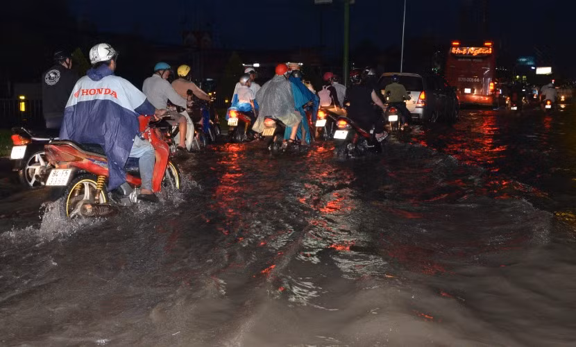 Trong khi đó, toàn bộ tuyến đường Lương Định Của quận 2, nước ngập lênh láng chẳng khác nào một khúc sông, nhiều phương tiện phải quay đầu trở lại vì đường ngập.