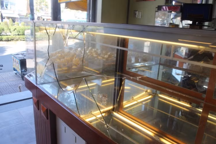 Hung thủ dùng gạch đập vỡ kính và hốt vàng vứt ra đường