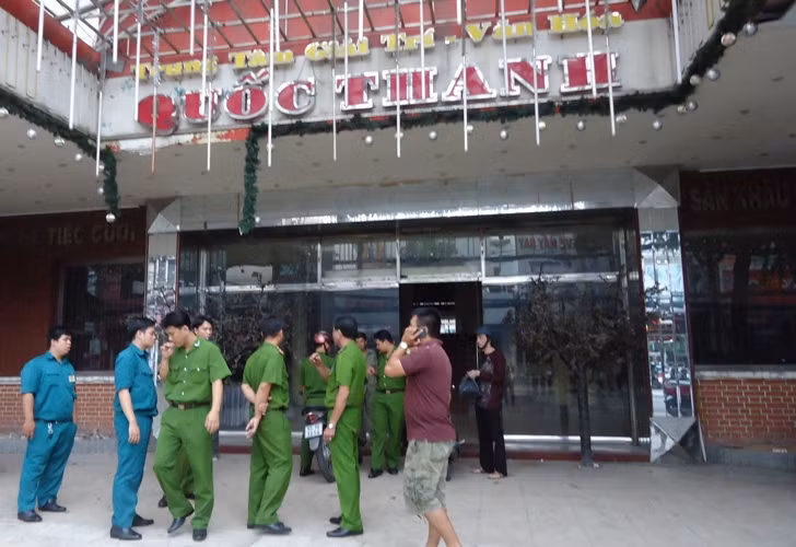 Vợ chồng chị Lan đã đến Công ty Quốc Thanh yêu cầu Phước Sang giải quyết nợ. Vì sợ mất ANTT nên Phước Sang đã gọi điện cho Công an phường và sau đó Phước Sang đã cam kết thời gian trả tiền cho chủ nợ