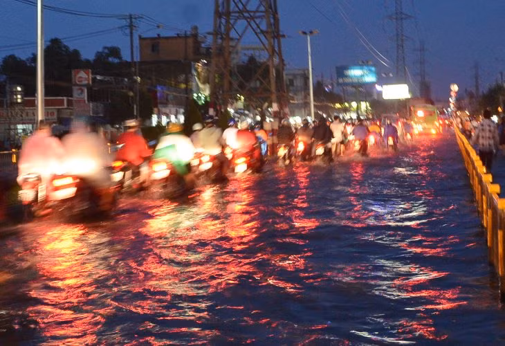 Có hơn 16 tuyến đường ở nội thành bị ngập nặng, nhiều khu vực ngoại thành bị triều cường tấn công gây vỡ bờ đê bao...