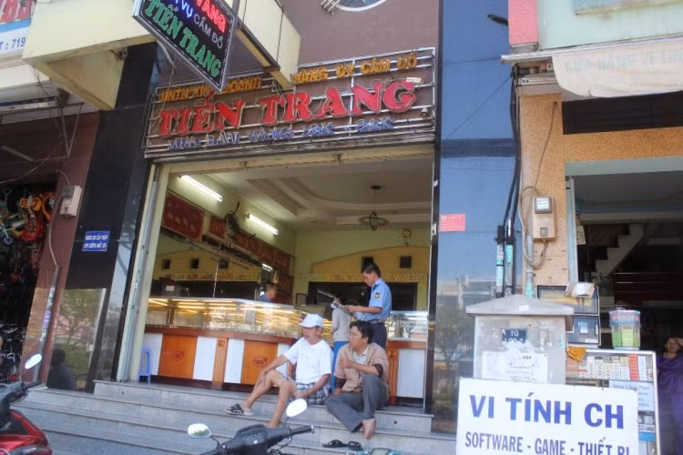 Tiệm vàng Tiến Trang (trên đường Trường Chinh, phường Tân Hưng Thuận, quận 12, TP HCM) là nơi xảy ra vụ cướp
