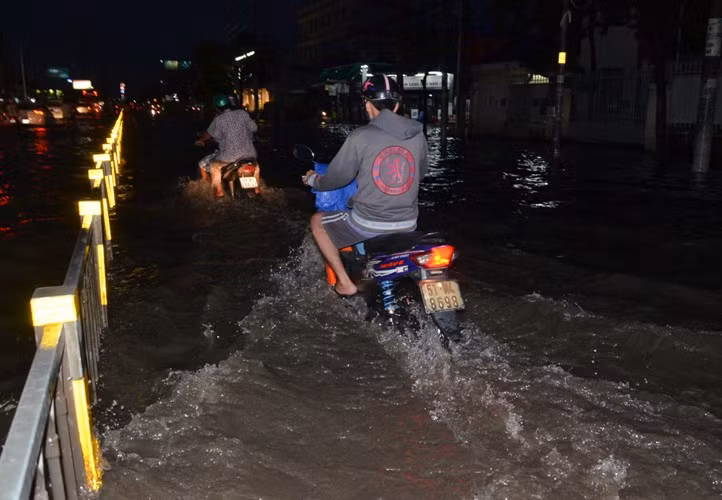 Triều cường cũng khiến đường Bến Phú Định đoạn qua phường 16, quận 8 ngập nặng, nhiều đoạn nước ngập gần nửa mét khiến các phương tiện giao thông qua đây bị chết máy, dẫn bộ.