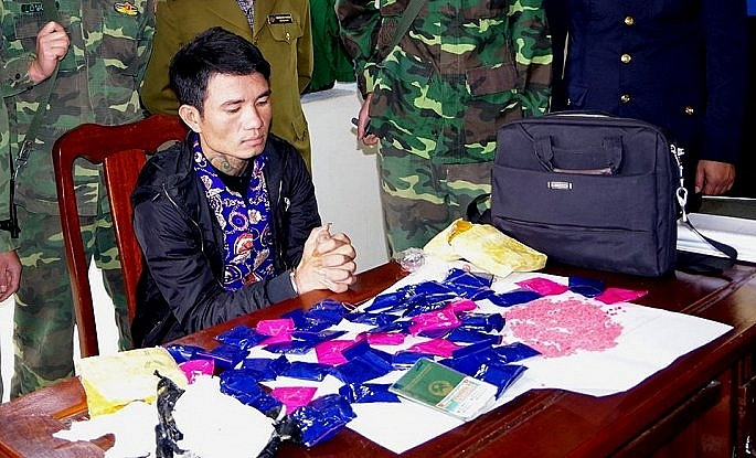 Bat doi tuong van chuyen gan 10.000 vien ma tuy tu Lao ve Viet Nam