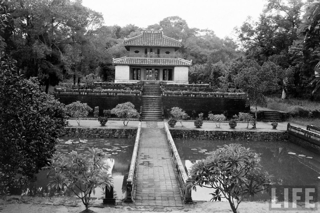 Hồ Trừng Minh, cầu Trung Đạo và tòa Minh Lâu trong lăng Minh Mạng.