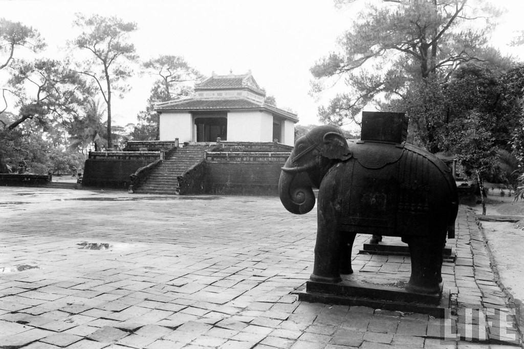 Sân Bái Đình và tòa Bi Đình (nhà bia) trong lăng Minh Mạng.