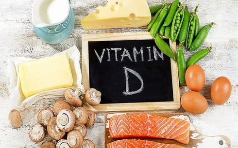 Thực phẩm giúp hấp thụ vitamin D: Ở người lớn tuổi, loãng xương do thiếu vitamin D là bệnh lý thường gặp. Những thực phẩm giàu vitamin D gồm: cá hồi, cá ngừ, trứng, ngũ cốc, sữa, một số loại sữa chua, nước ép.