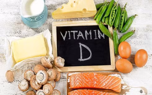 Thực phẩm giúp hấp thụ vitamin D: Ở người lớn tuổi, loãng xương do thiếu vitamin D là bệnh lý thường gặp. Những thực phẩm giàu vitamin D gồm: cá hồi, cá ngừ, trứng, ngũ cốc, sữa, một số loại sữa chua, nước ép.