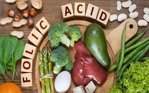 Thực phẩm giàu axit folic: Khi thiếu acid folic sẽ gây ra hàng loạt các căn bệnh nan y như: thiếu máu, mệt mỏi, suy nhược... Do đó, người cao tuổi nên ăn nhiều loại trái cây, rau quả như bông cải xanh, bắp cải, bí đao, các loại nấm, ớt chuông... để bổ sung lượng axit folic cần thiết.