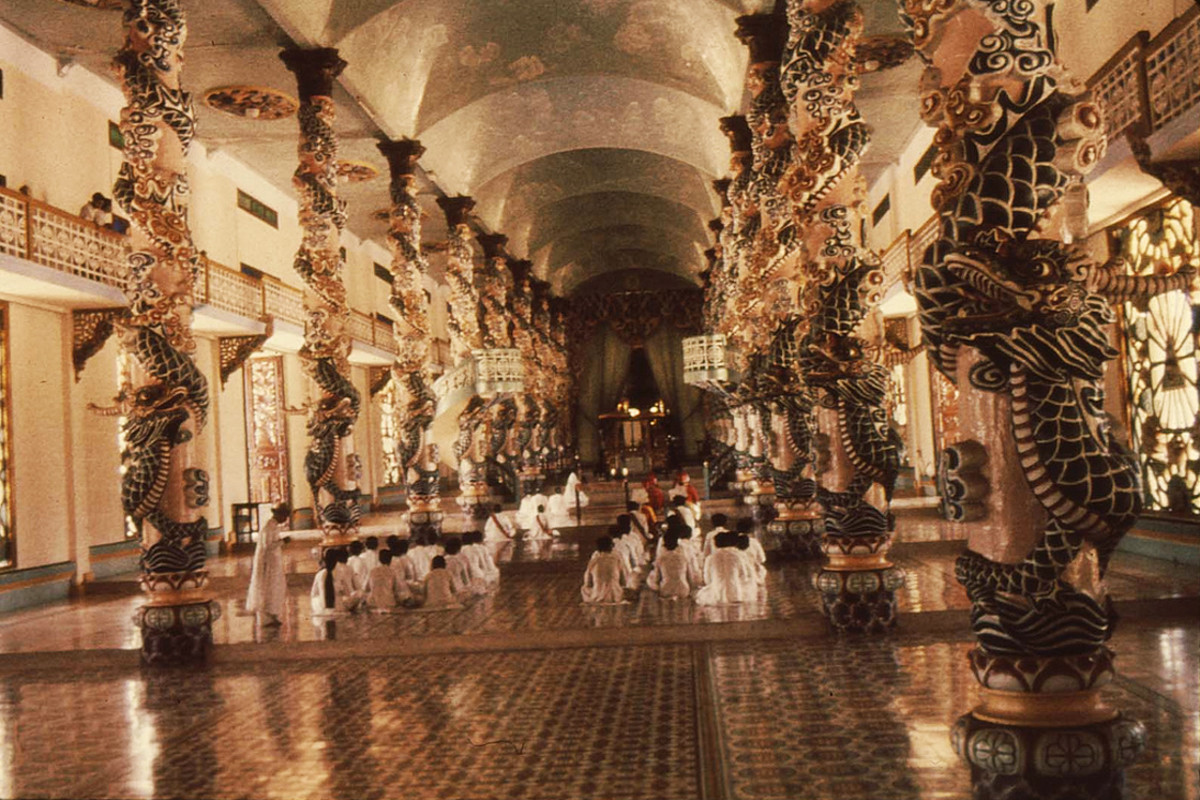 Các tín đồ hành lễ bên trong tòa thánh.