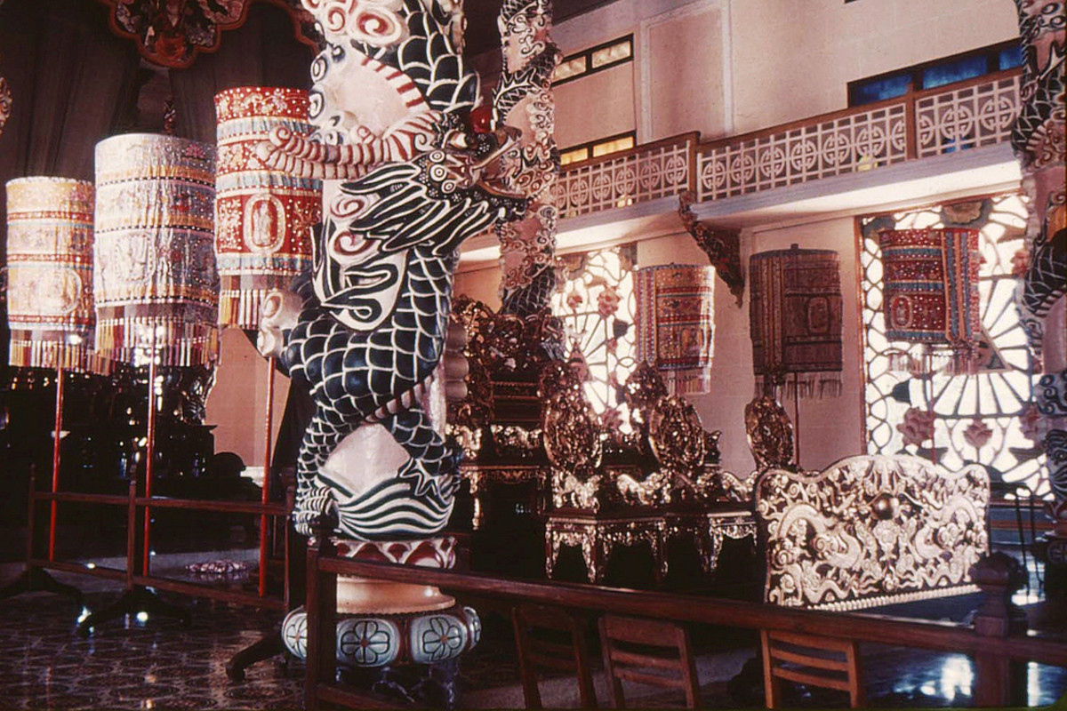 Đồ nội thất tinh xảo bên trong tòa thánh.