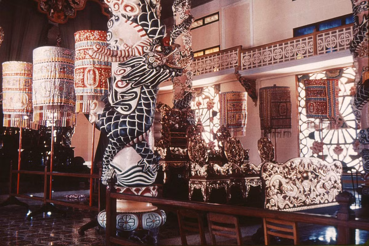 Đồ nội thất tinh xảo bên trong tòa thánh.