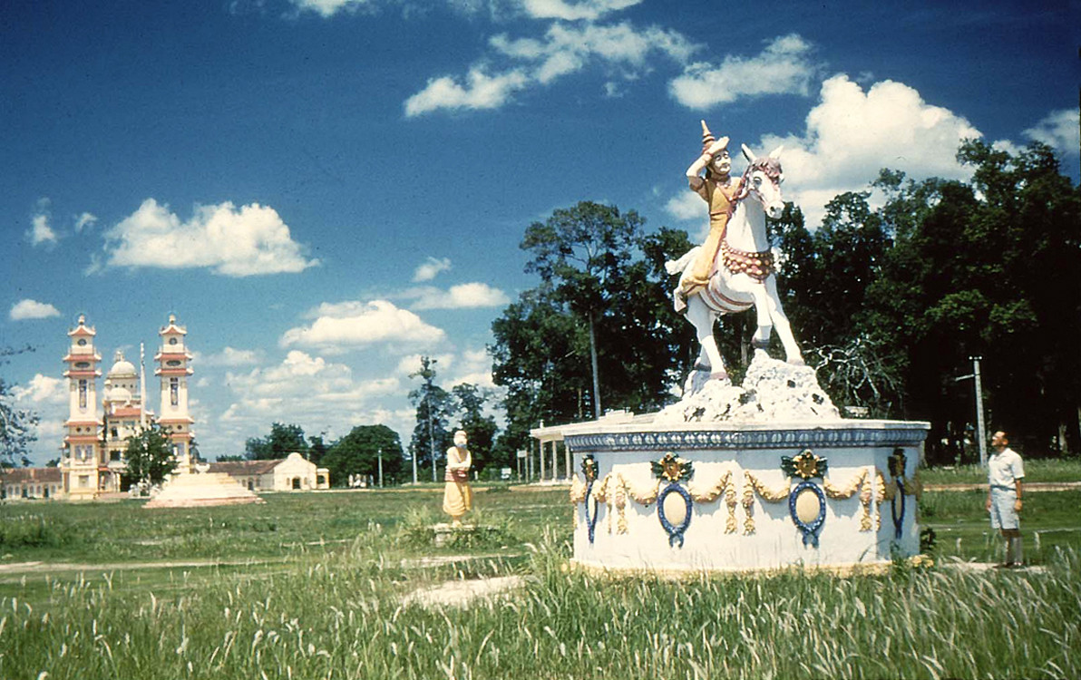 Tượng Thái tử Si Đạt Ta (tên Đức Phật thời trẻ) ngồi trên lưng ngựa đi tìm đạo trong khuôn viên tòa thánh Tây Ninh.