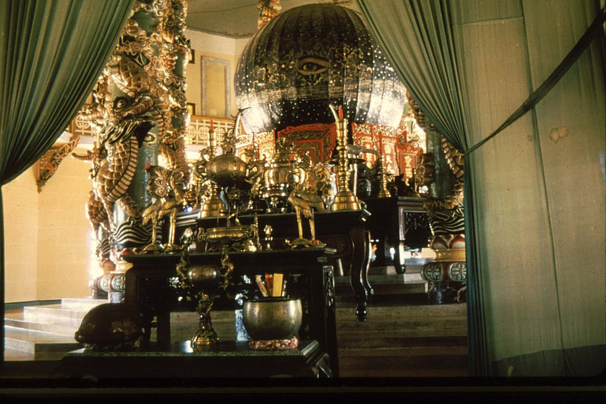 Quả cầu Càn Khôn ở chính điện của tòa thánh.