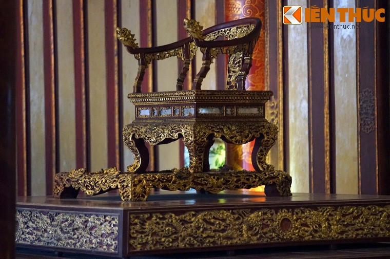 1. Được đặt tại điện Thái Hòa - nơi đăng quang và trị vì đất nước của các vị vua nhà Nguyễn - ngai vàng của vua nhà Nguyễn được làm bằng gỗ sơn son thiếp vàng, chạm khắc rất tinh xảo. Ngai cao 101cm, rộng 72cm, dài 87cm. Phần đế dài 118cm, rộng 90cm, cao 20cm.