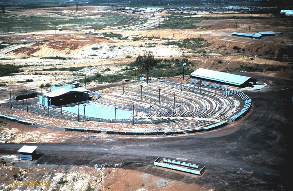 Nhà hát ngoài trời ở Long Bình, 1969.