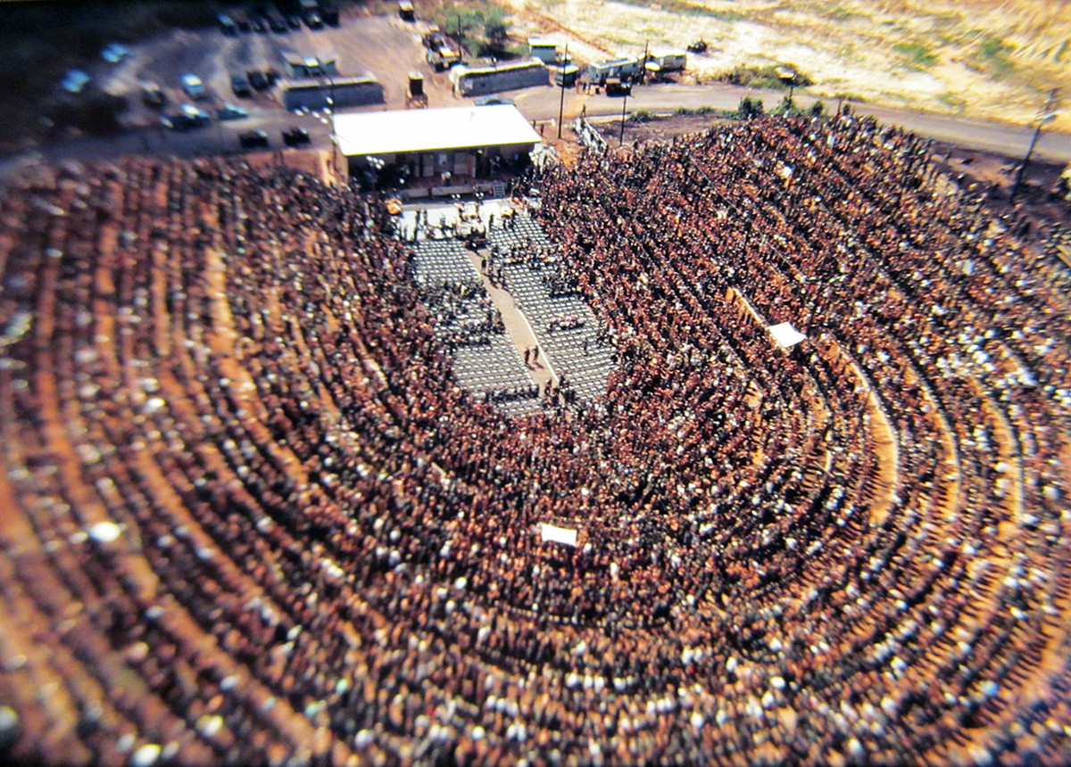 Khán đài nhà hát chật kín lính Mỹ trong một buổi diễn.