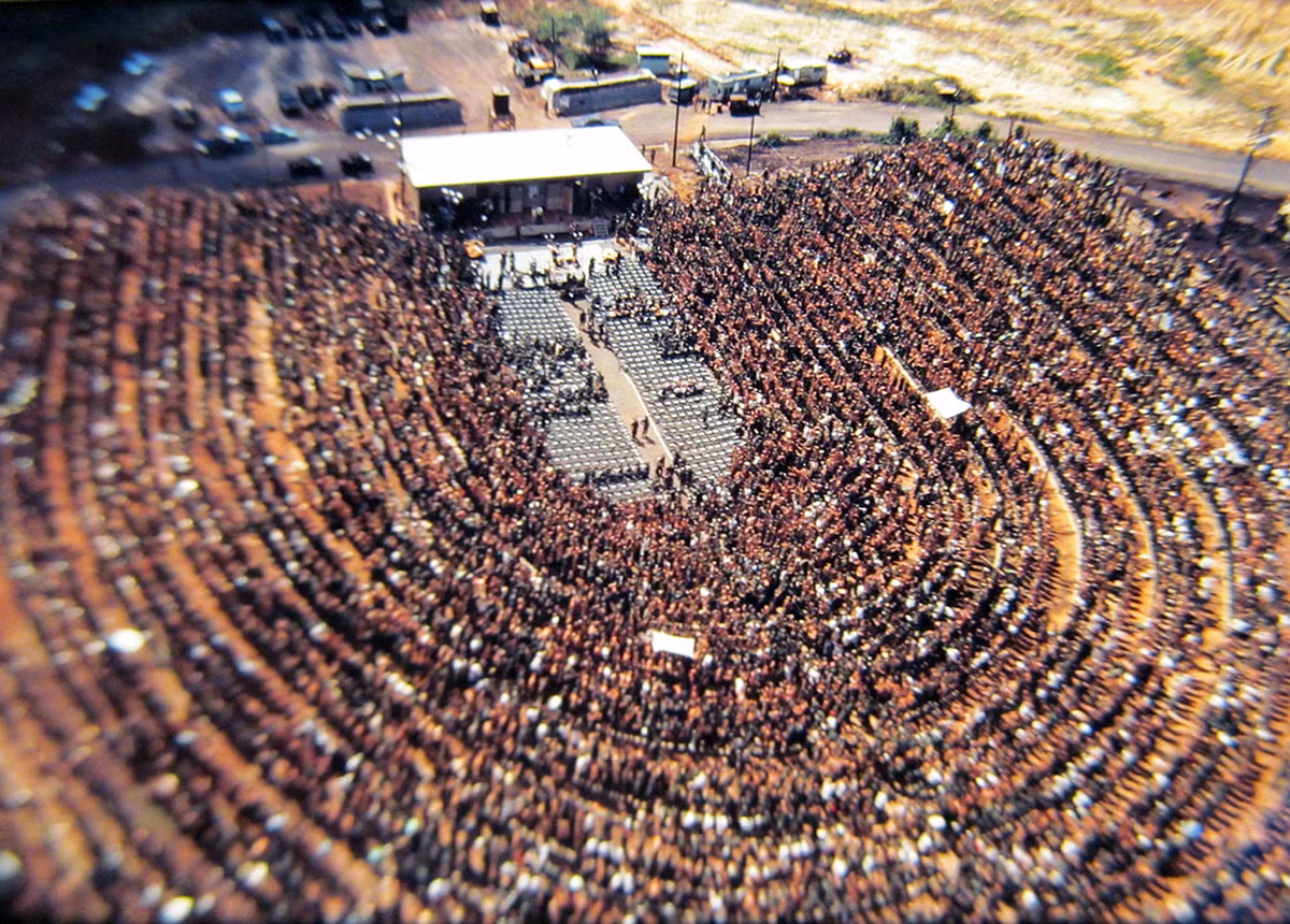 Khán đài nhà hát chật kín lính Mỹ trong một buổi diễn.