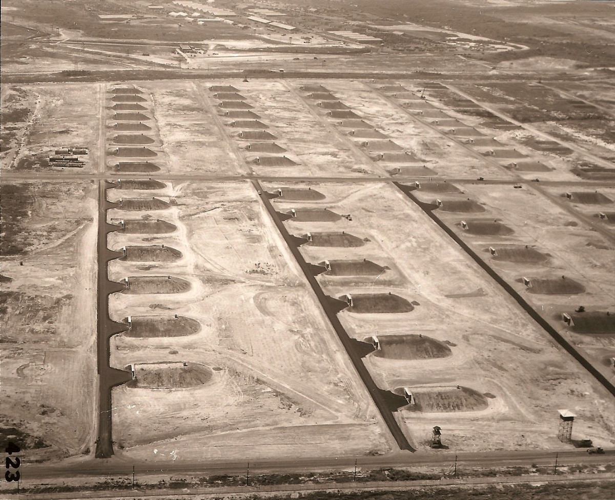 Các nhà kho chứa đạn dược ở tổng kho Long Bình. Trong tổng kho có hai khu kho quan trọng là khu kho đồi 50 và đồi 53 với hàng trăm nhà kho. Các nhà kho xây hình khối chữ nhật (30 mét x 25 mét x 5,5 mét), cửa thép có khóa sắt và nhũng ụ đất dày từ 4 mét đến 5 mét ở xung quanh.