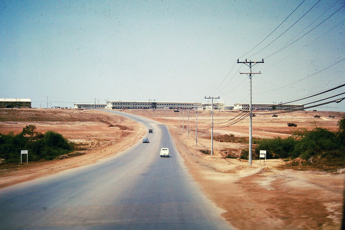 Đường vào tổng kho Long Bình, 1968. Căn cứ này là nơi đặt Bộ tư lệnh dã chiến II và Bộ tư lệnh Hậu cần số 1 của Mỹ và cũng là kho bom đạn lớn nhất của Mỹ ở miền Nam Việt Nam.