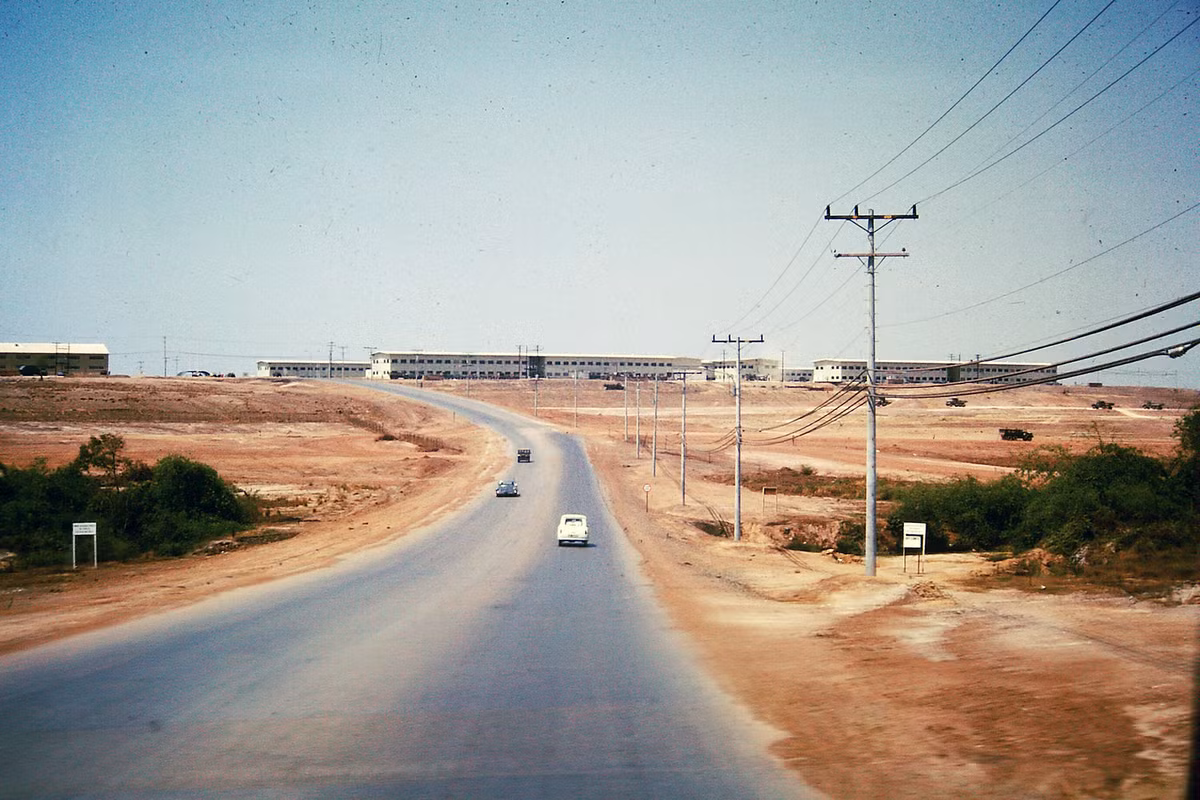 Đường vào tổng kho Long Bình, 1968. Căn cứ này là nơi đặt Bộ tư lệnh dã chiến II và Bộ tư lệnh Hậu cần số 1 của Mỹ và cũng là kho bom đạn lớn nhất của Mỹ ở miền Nam Việt Nam.
