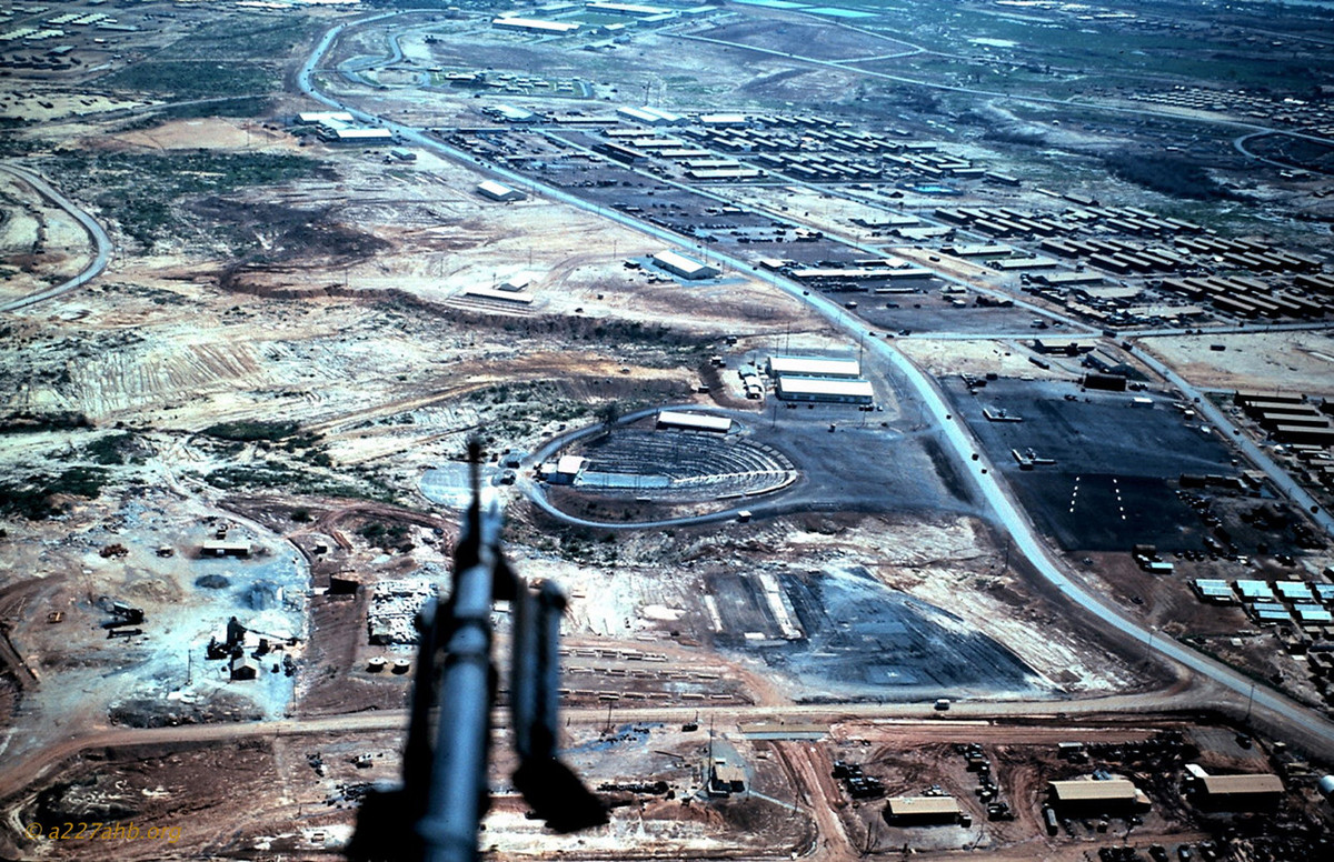 Tổng kho Long Bình nhìn từ máy bay, ở chính giữa là nhà hát, 1969.
