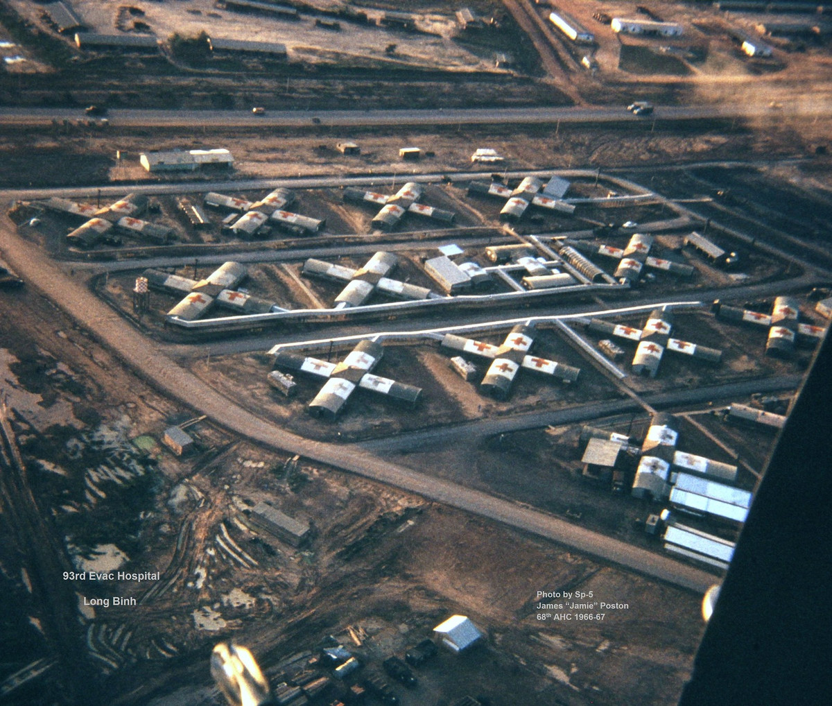Khu bệnh xá quy mô khổng lồ ở Long Bình, 1966 - 1967.